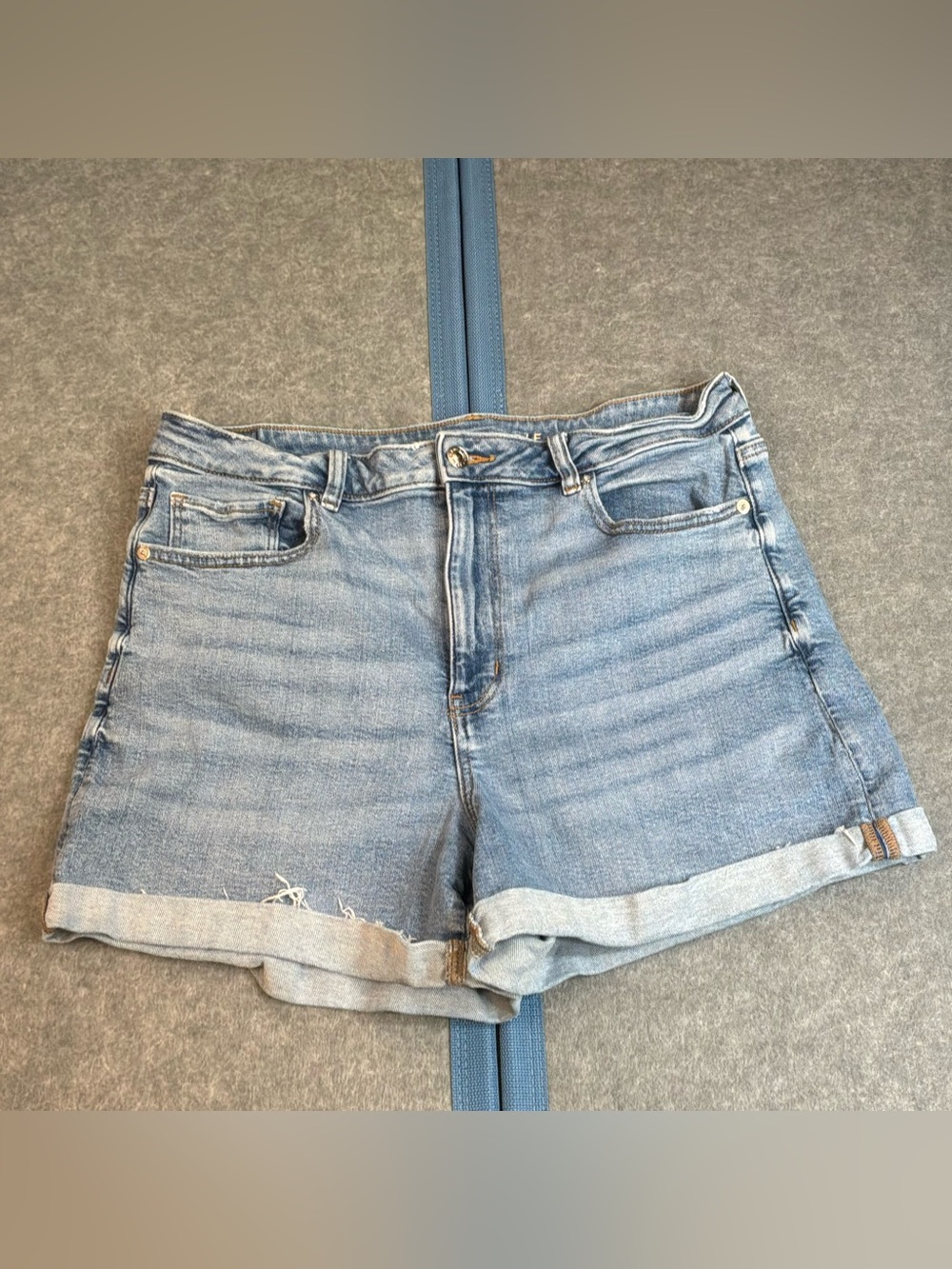 American Eagle Stretch Mom Shorts Medium Wash Roll-Cuff Denim Shorts Women’s 16